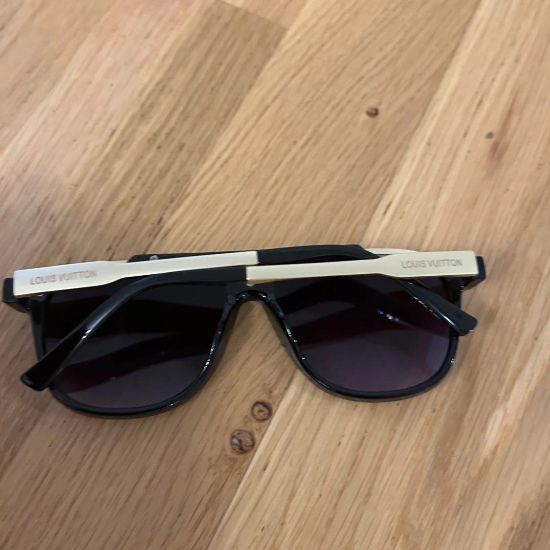 Louis Vuitton svarta och guldiga solglasögon - 2