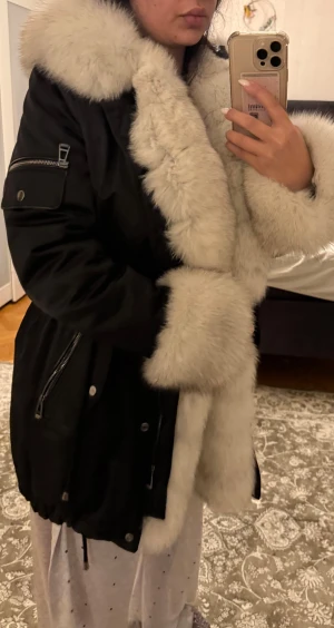 Äkta jacka med äkta päls  - Vinter jacka passar båda M L storlek 