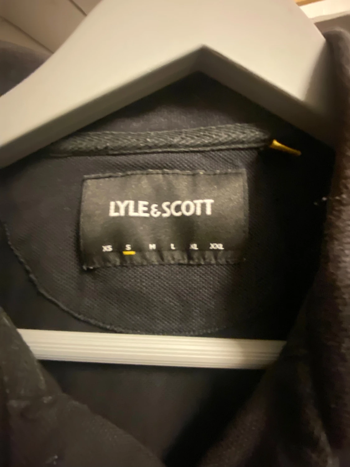 Svart pikétröja från Lyle & Scott - 1