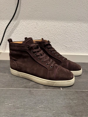 Christian Louboutin skor - Bra skick, låda medföljer ej, kvitto finns ej. Pris är diskurterbart vid snabb affär. Vid frågor eller mått, tveka inte på att kontakta!