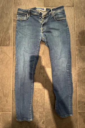 Jacob Cohen jeans - Mycket fint skick. Storlek 38 men passar 34/35. Vid frågor eller mått, tveka inte på att kontakta! Pris är diskurterbart vid snabb affär!