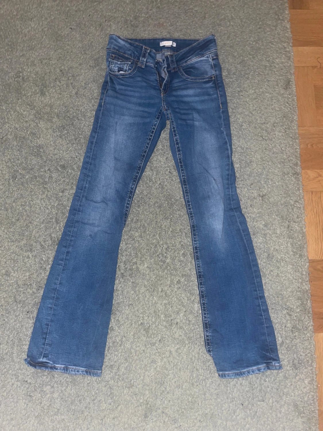 Blå bootcut jeans med låg midja - 1