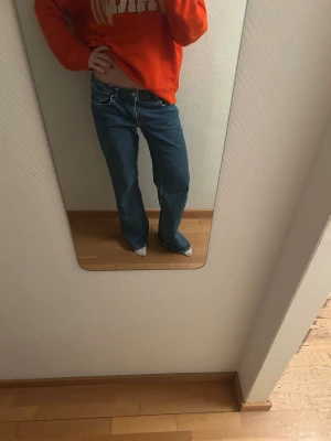 Blå raka jeans med normal passform - De populära jeansen från NAKD ”jeans med låg midja”💗De är i en mellanblå/mörkblå färg och i storlek 36! De är i bra skick förutom att de är lite slitna nedtill!