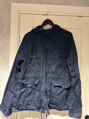 Woolrich jacka - Fin mörkblå jeans/windbreaker aktig jacka, skick 4/5. Storlek m men stor i storleken, hör av dig av intresse 