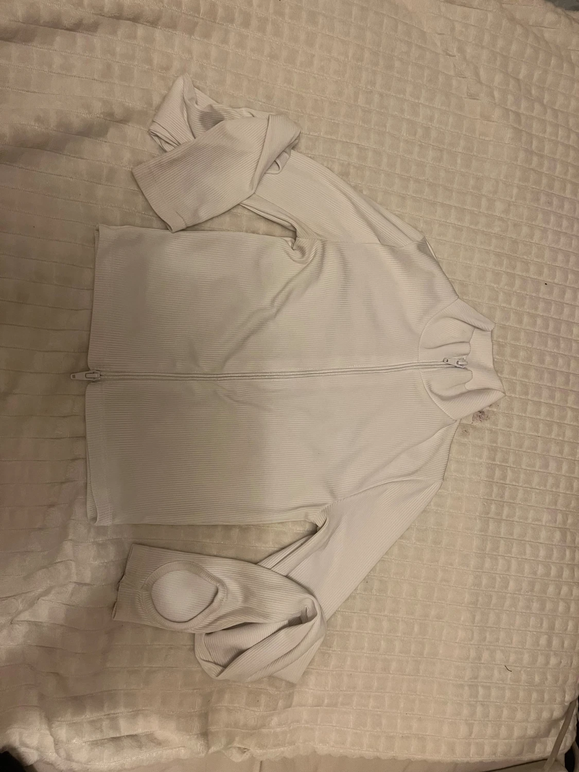 Vit ribbad träningsskofta med tumhål - 1