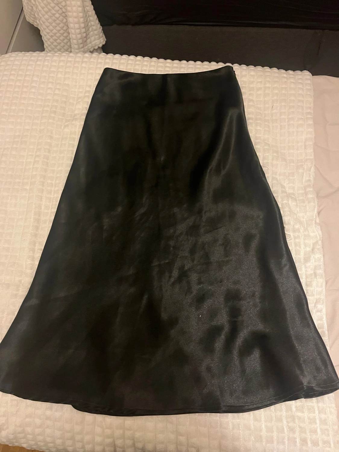 Svart långkjol i satin