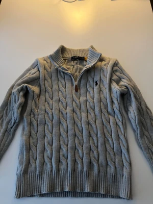 Grå stickad tröja Polo Ralph Lauren - Tjena säljer denna lite finare tröjan som är perfekt nu till vintern. Tröjan är storlek M den är lite liten i sizen så du vet. Det är bara att skriva till mig för några frågor eller mer bilder?👌