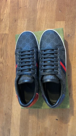 Gucci ace  - Snygga Gucci ace skor i storlek 44. Perfekta för dig som vill sticka ut med lyxig streetstyle. Box finns men tyvärr inte kvitto tveka ej att skriva 