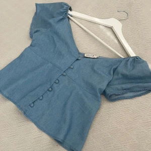 Fin blå blus - Superfin och elegant blus! Nytt skick knappt använd 