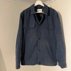 Tvättad vintage Overshirt mörkblå - These Glory Days  - Säljer denna sjukt snygga Overshirten från These Glory Days⭐️ Färgen är mörkblå och storleken är M✅ Overshirten har rn urtvättad vintagelook och skicket är utomordentligt🙌🤝 Sjukt najs passform och passar perfekt till hösten🍁🙌 Tveka inte på att höra av er dig vid minsta fråga eller fundering😊