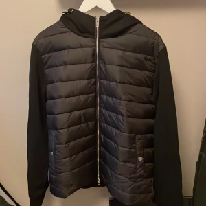 Cardigan - Säljer en svart cardigan från HM, använd 1 gång så storleken var fel. Storlek XL, men passar M om man har hoodie under. Priset kan dirskuteras. Hör av dig vid minsta fundering!