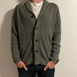 J Lindeberg cardigan  - En skön J Lindeberg cardigan i storlek M. Nypris: 1300kr. Vårt pris: 499kr. Modellen är 173 cm och väger 70kg. Hör av er vid frågor/fler bilder!