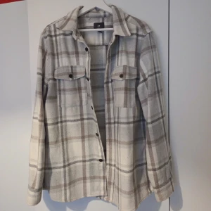 Rutig overshirt - Rutig overshirt i beige, grått och brunt. Använd men inga defekter