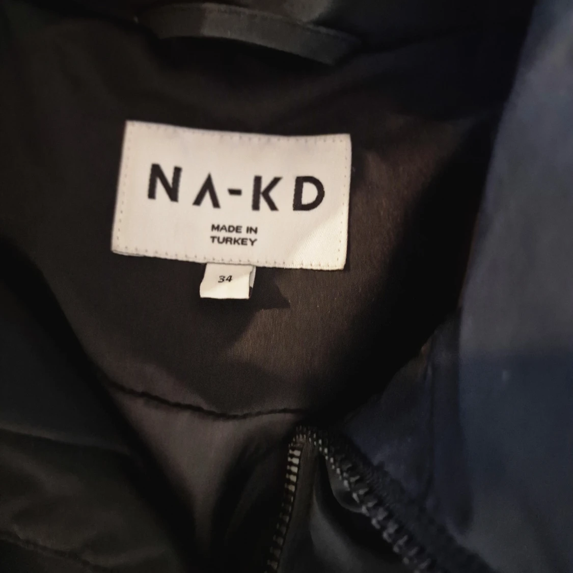 Svart dunväst från NA-KD med bälte - 3