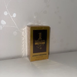 1 Million privé - Väldigt sällsynta 1 Million Privé från Paco Rabanne som slutade produceras för cirka 5 år sedan. En favorit bland många parfymälskar som är en söt kanel doft. Kommer helt oöppnad och blir svårare att få tag på med tiden. Kom med prisförslag 