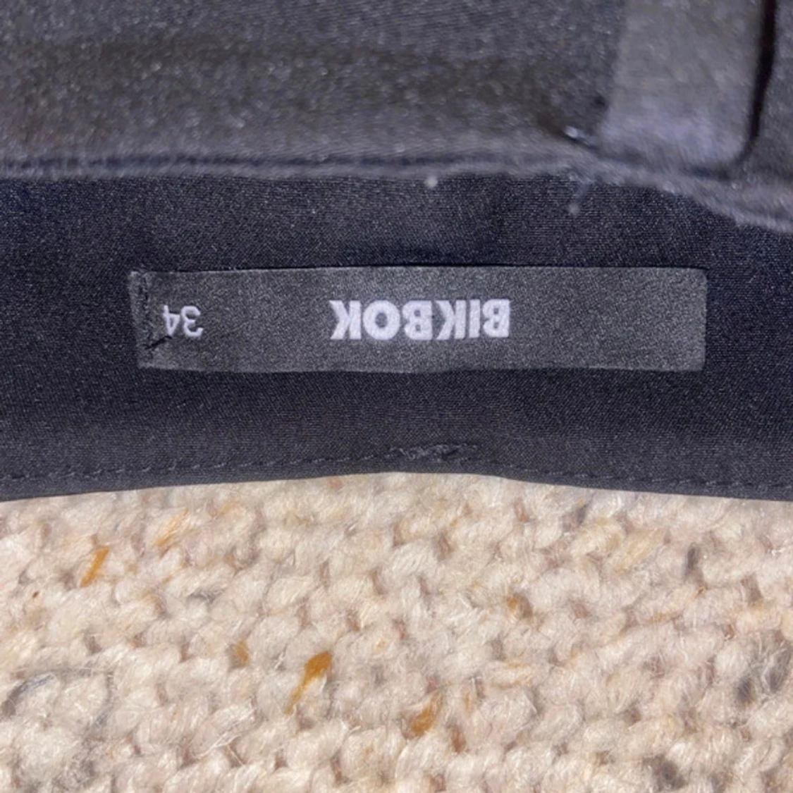 Svarta bootcut byxor från Bik Bok - 2