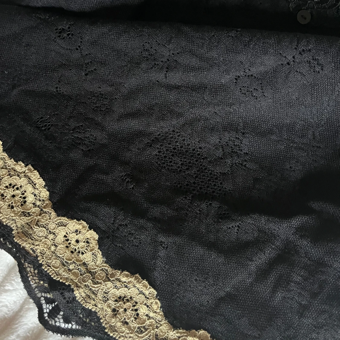 Svart spetslinnetopp med gulddetaljer - 2