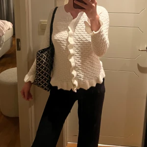 Vit stickad kofta från zara - Supersöt stickad vit kofta från Zara!!💓 Köpte den i Zara i Barcelona i maj men den har inte kommit till så stor användning.. Köpt för 55€💘💘
