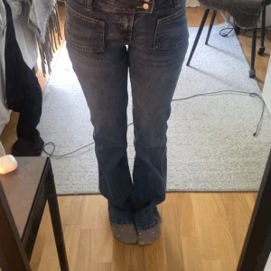 Jeans från Lager 157 - Snygga blå jeans från Lager 157 i storlek XS. Modellen har raka ben, låg midja och coola stora fickor framtill. Aldrig använda eftersom att de sitter för tajt i  benen💞