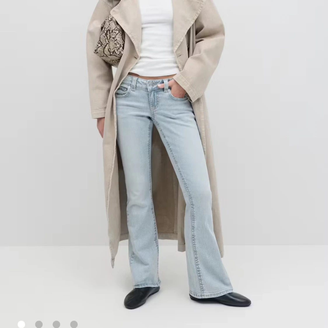 Ljusblå bootcut jeans med fickor 