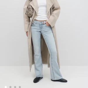 Ljusblå bootcut jeans med fickor  - Nån som vill byta mot en 32 