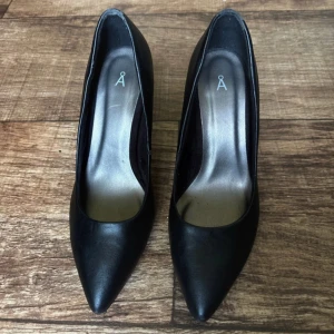 Svarta pumps - Svarta klackskor från Åhléns i storlek 38. Endast testade av mig och använda en gång av förra ägaren (köpt här på plick).