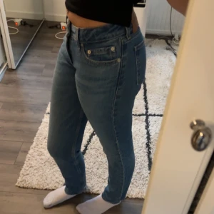 Levi's jeans midwaist - Säljer ett par klassiska Levi's jeans i mellanblå tvätt. Modellen är slim med raka ben och normal midja. Använda fåtal gånger då dom är för korta för min smak. Köpte dom för några årsen på levi’s. Storlek 24. 