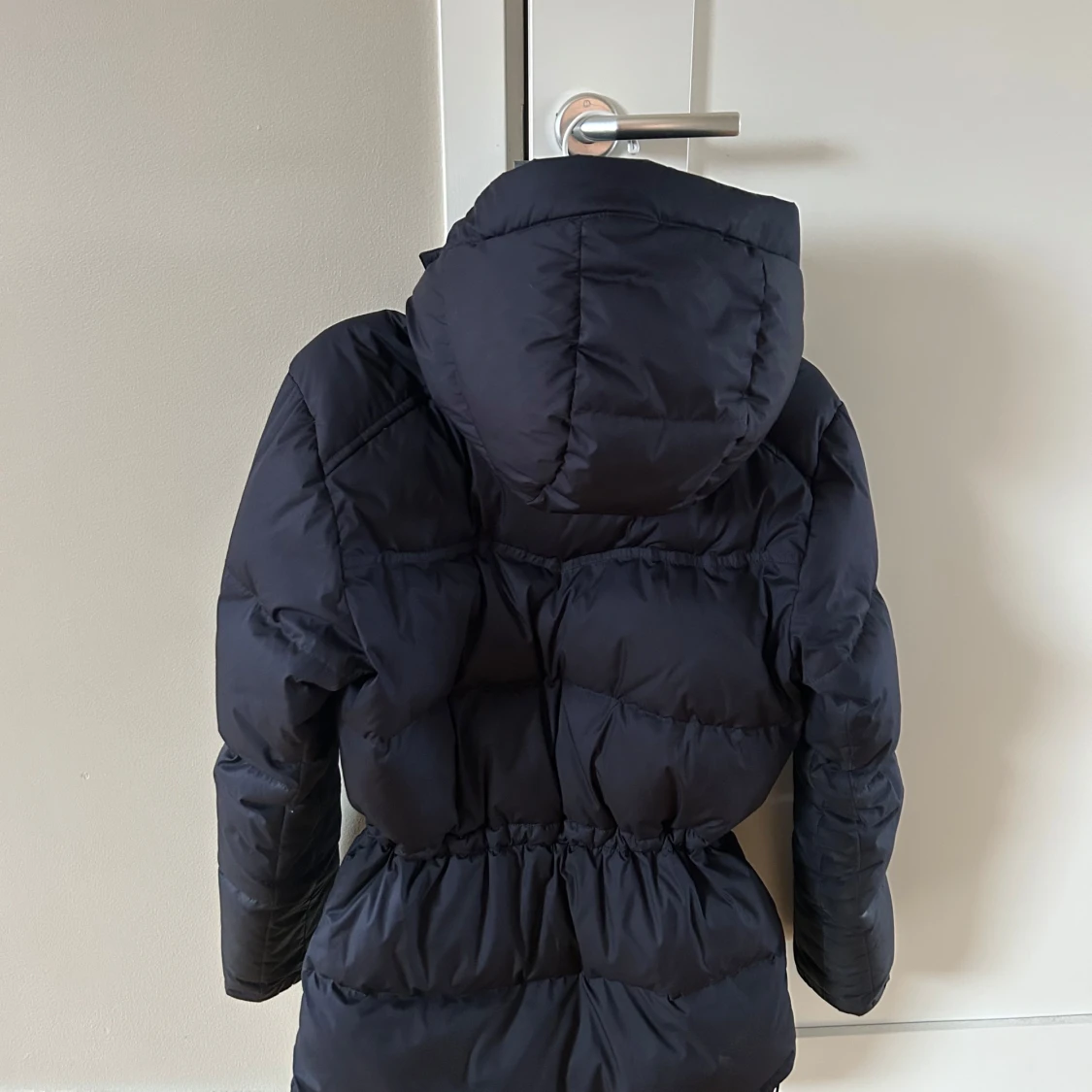 Mörkblå dunjacka med huva och snörning - 3