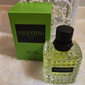 Valentino Donna Born In Roma Green - Fräsch och modern parfym från Valentino, Donna Born In Roma Green Stravaganza. 100ml