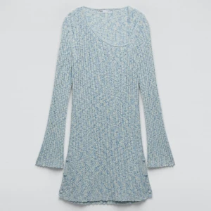 Blåvit ribbad stickad klänning Zara - Säljer denna supersöta klänning från Zara i storlek S, använt endast en gång så den är i mycket bra skick🩵