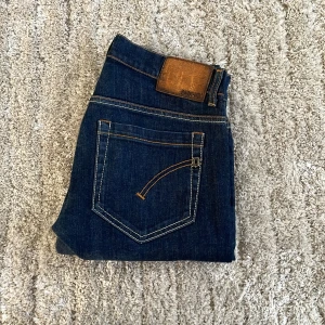 Dondup jeans mörk blå - Snygga mörk blåa dondup jeans. Ny pris är ca 3500kr. Mitt pris är 799kr! Priset är ej hugget i sten. Hör av dig vid funderingar!