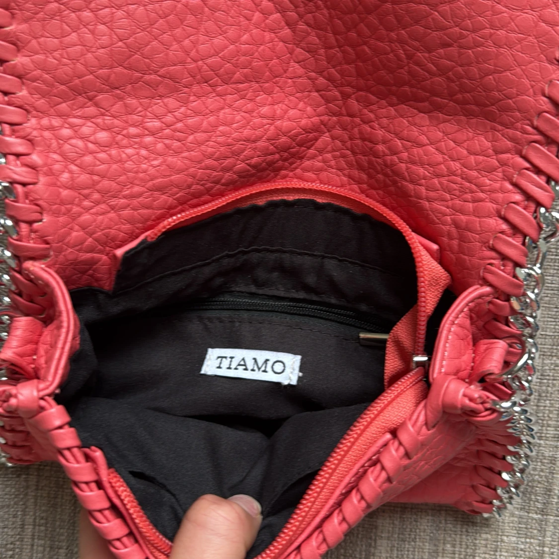 Rosa kuvertväska med kedjedetaljer från Tiamo - 2