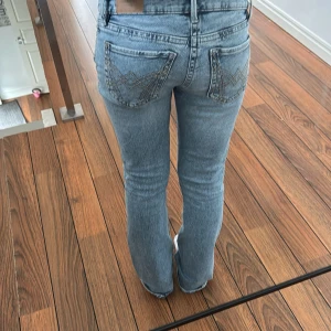 low waist jeans 34 - Aldrig andvända jeans super snygga bakfickor❤️❤️❤️