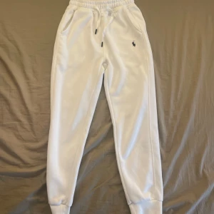 Vita Ralph Lauren mjukis byxor - Snygga vita mjukisbyxor från Polo Ralph Lauren med broderad logga på låret. Använd 5 eller 6 gånger men den är helt ren och i ett mycket bra skick. Storlek S, män. Skickar inom 1-3 dagar och pris kan diskuteras 