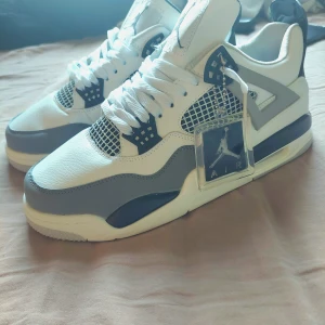 Jordan 4! - Nike Air Jordan 4 sneakers i vitt och grått med svarta detaljer. Köpt i Grekland för 80 euro.Ovandel i skinn och syntet, platt sula och ikoniska detaljer. Perfekta för dig som vill sticka ut med stil. Priset liger runt 499kr men det kan diskuteras🤝. Mvh dinstil14🤗