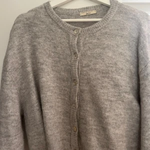Grå kofta från Gina Tricot - Superfin grå kofta från Ginatricot storlek S som är sparsamt använd, cirka 2 gånger. 