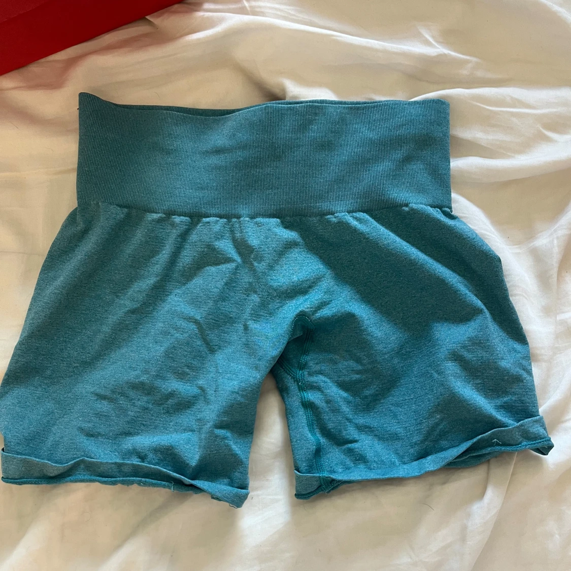 Turkosa högmidjade shorts från NVGTN