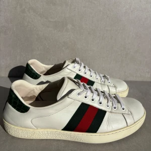 Gucci Ace - ett par schyssta gucci ace || strlk uk 7 (EU 41,5) || skick 7/10 || box medföljer || hör av er vid intresse! 