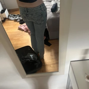 Oanvända jeans - Fina jeans från Gina Tricot, aldrig använda. Lågmidjade med fina fickor. Storlek 40, något korta på mig som är 180 cm. Vid frågor är det bara att höra av sig! Tänkt pris är 300kr, kan ej komma ihåg vad jag köpte de för. Färgen är blå/grå