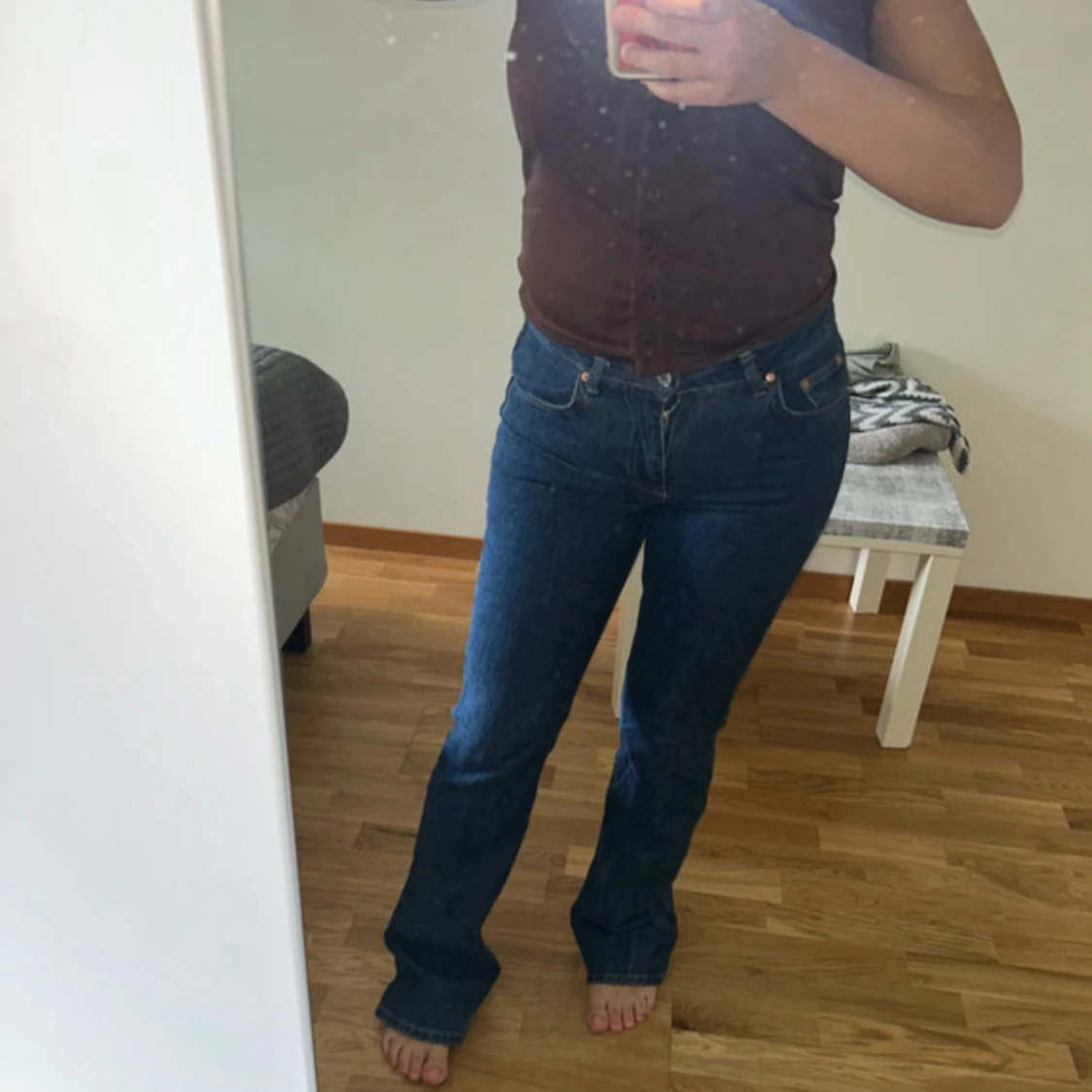 Mörkblåa mid waisted bootcut jeans från Gina tricot  - 3