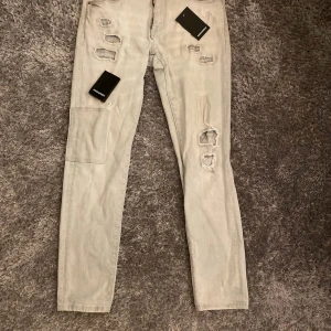  Dsquared2 jeans ljus gråa - Säljer ett par ljusgrå jeans från Dsquared2, pris kan diskuteras