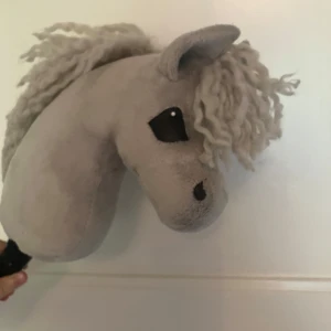 Söt käpphäst tillsalu! - Super söt käpphäst ponny till salu! Käpphästen är i bra skick, inga skador. Pris: 900 kr + frakt ( frakten vägs vid seriöst intresse ) || Ingår: Hästen med vadd i ( ej pinne ) ett träns och grimma. Skriv privat vid intresse! ||