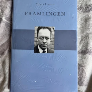Främlingen - En modern klassiker om känslan av att vara utanför och alienation i en snabbt föränderlig värld. Camus berättar med precision om Mersault, en person som ser livet som ett spel av tillfälligheter. Perfekt för dig som gillar djupa, tankeväckande berättelser.