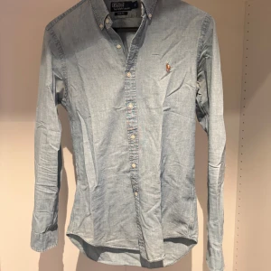  Ralph Lauren skjorta  -  Tjena, säljer nu min Ralph Lauren skjorta som är perfekt till vardaglig stil när man vill se lite mer finklädd ut perfekt att ha En hoodie eller liknande över! 