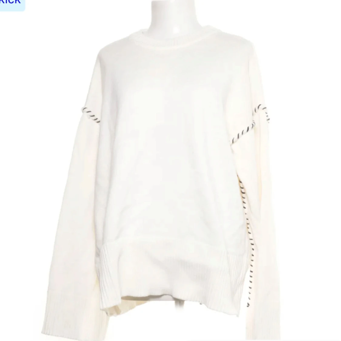 Stickad vit tröja med svarta stygn