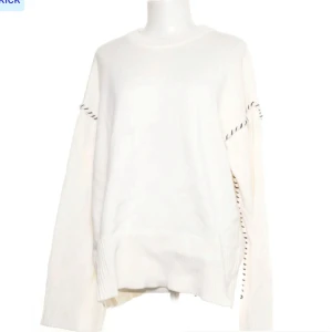 Stickad vit tröja med svarta stygn - Fin tröja nu till hösten/vintern, sparsamt använd. I storlek L men passar mig med S bra med en oversize fit🩷