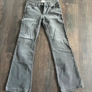 Grå bootcut jeans från Abrand Jeans - Snygga grå lågmidjade jeans från Abrand Jeans. Bootcut ben/raka. Aldrig använda