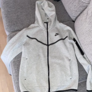 Grå Nike Tech kofta - Säljer en grå nike tech kofta i storlek S. 
