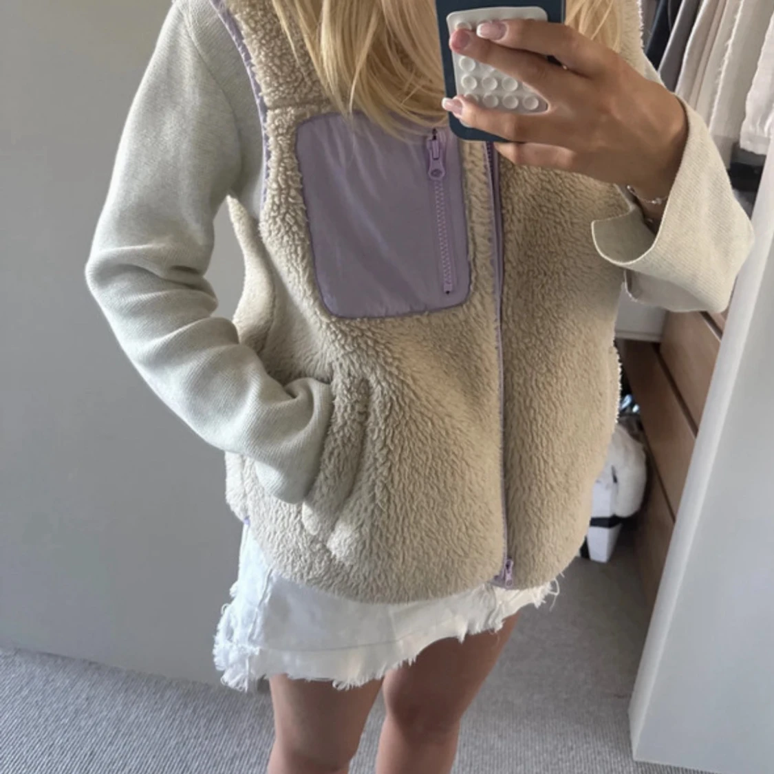 Beige fleeceväst med lila detaljer - 1