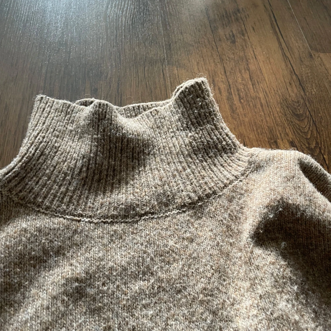 Beige stickad polotröja - 4